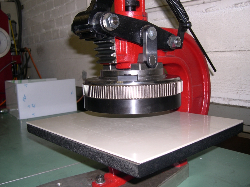 Voorbeeld van platte plaat met een diameter van 200 mm voor eenvoudig te plaatsen messen, met complete stans en speciale doorn