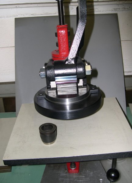 Deze handstans bestaat ook zonder speciale doorn bovenaan, met eenvoudige plaat met een diameter van 200 mm