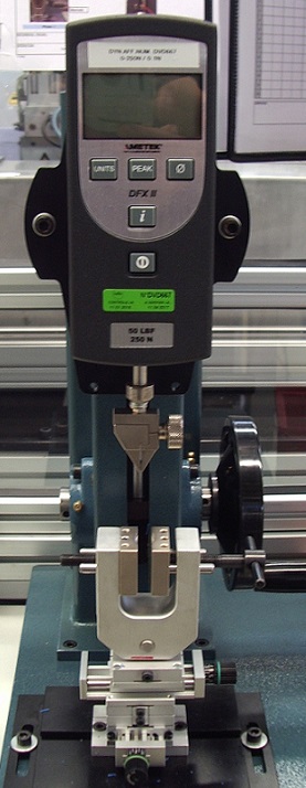 Voorbeeld van apparaat met speciale klemmen voor breuktests op<br>zeer fijne draden gelast in een connector. Klant in Luxemburg.