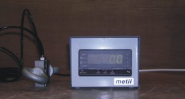 Op een tafel te plaatsen elektronica Micra in een metalen behuizing met opnemer TS9363 en trekogen
